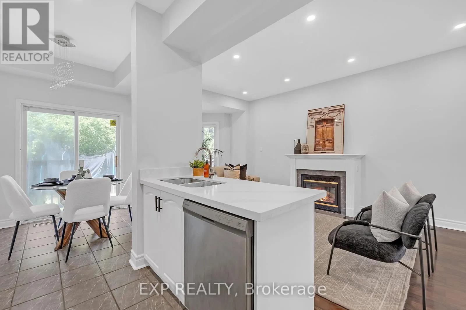 212 SHADOW PLACE