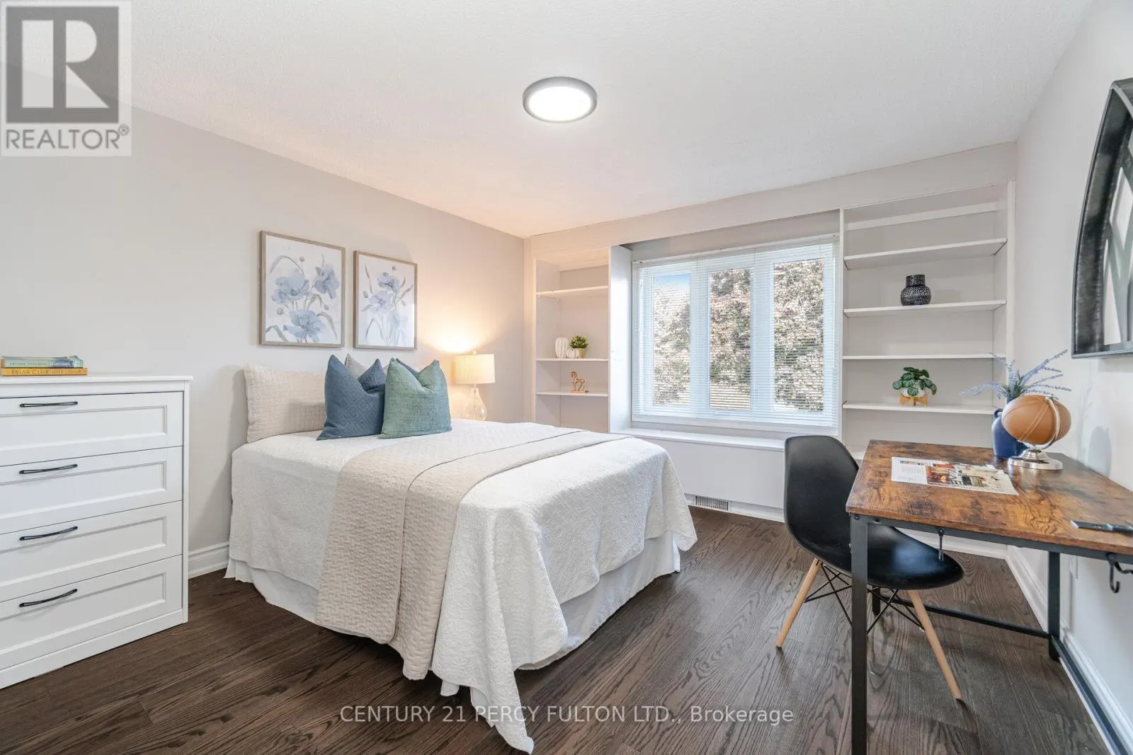718 PEBBLE COURT
