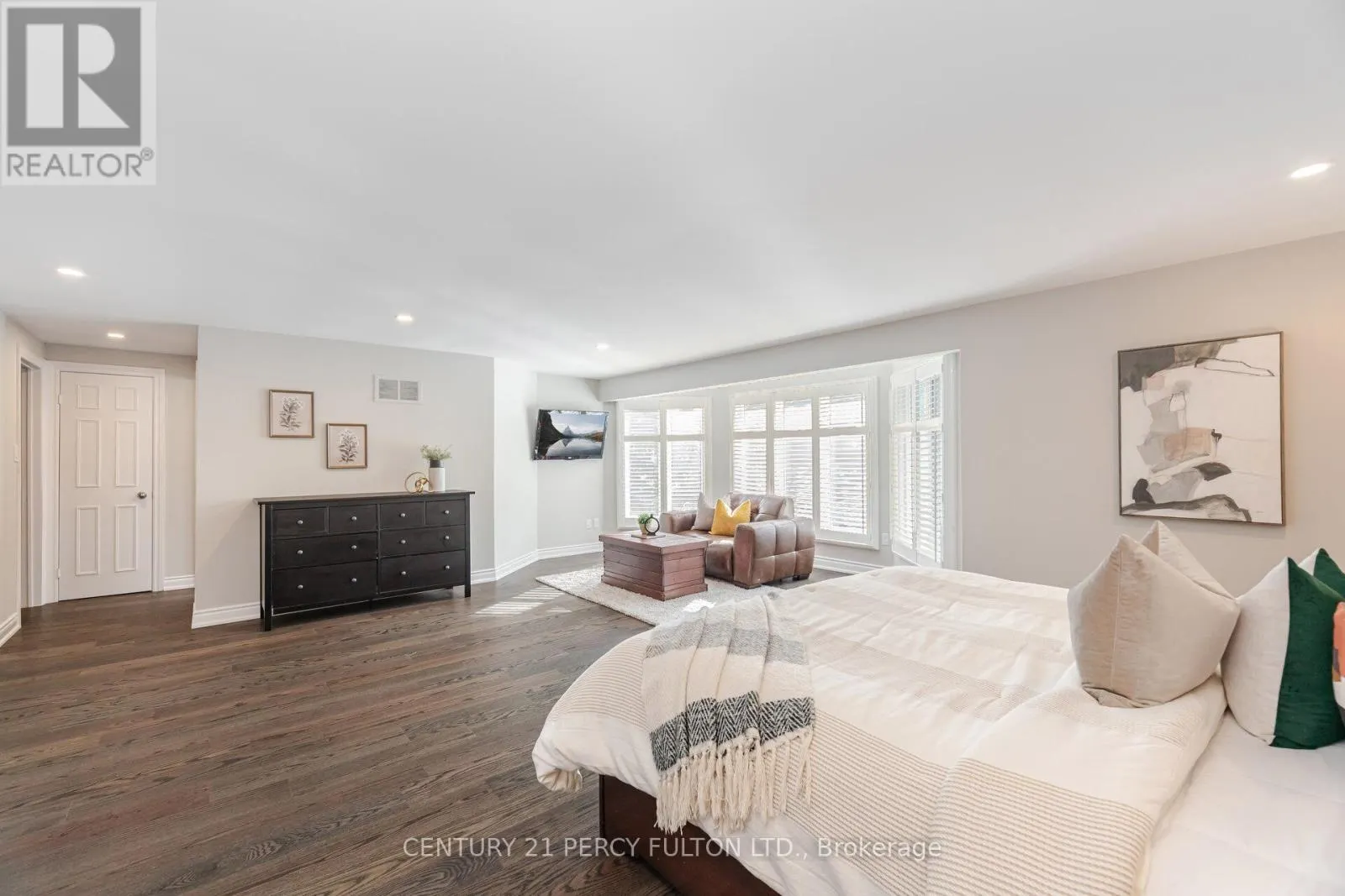 718 PEBBLE COURT