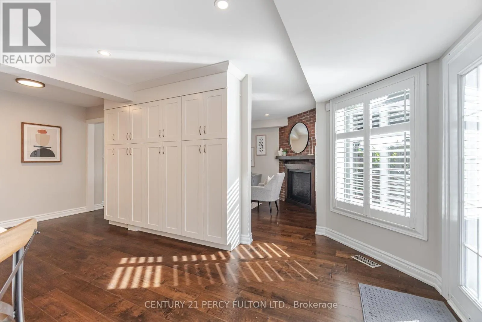 718 PEBBLE COURT