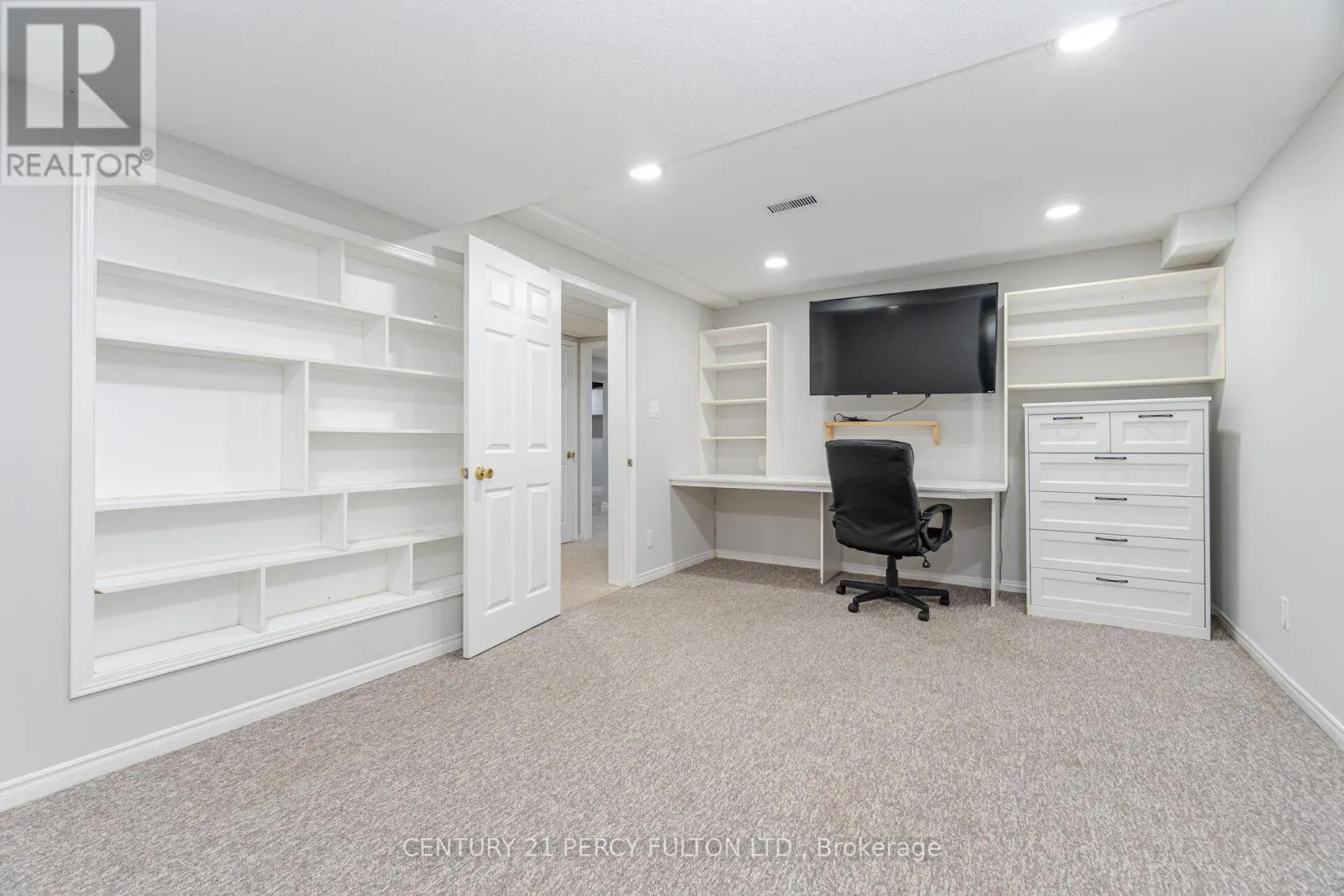 718 PEBBLE COURT