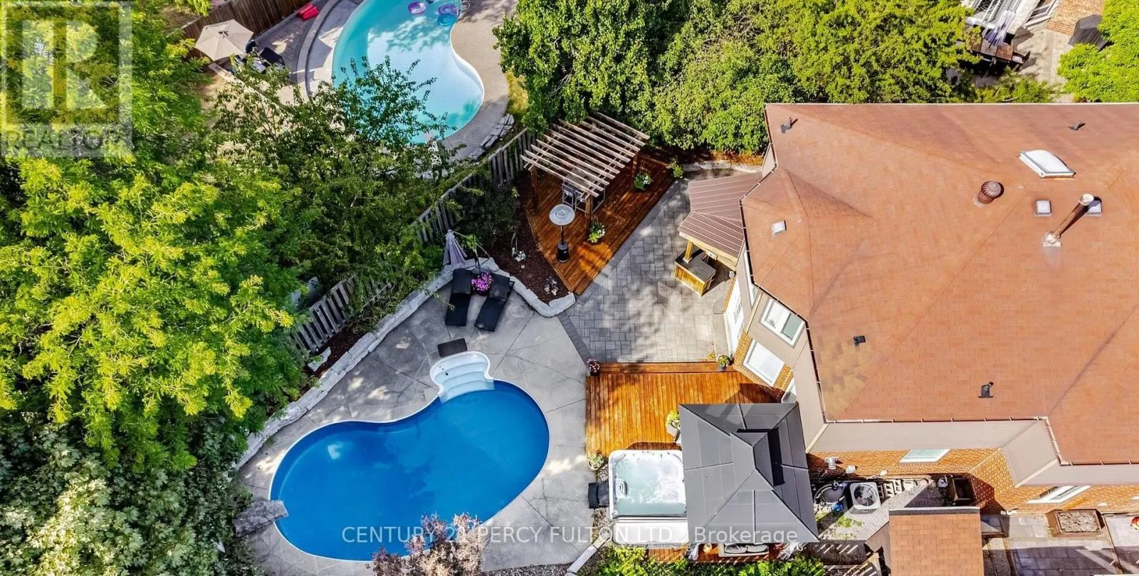 718 PEBBLE COURT