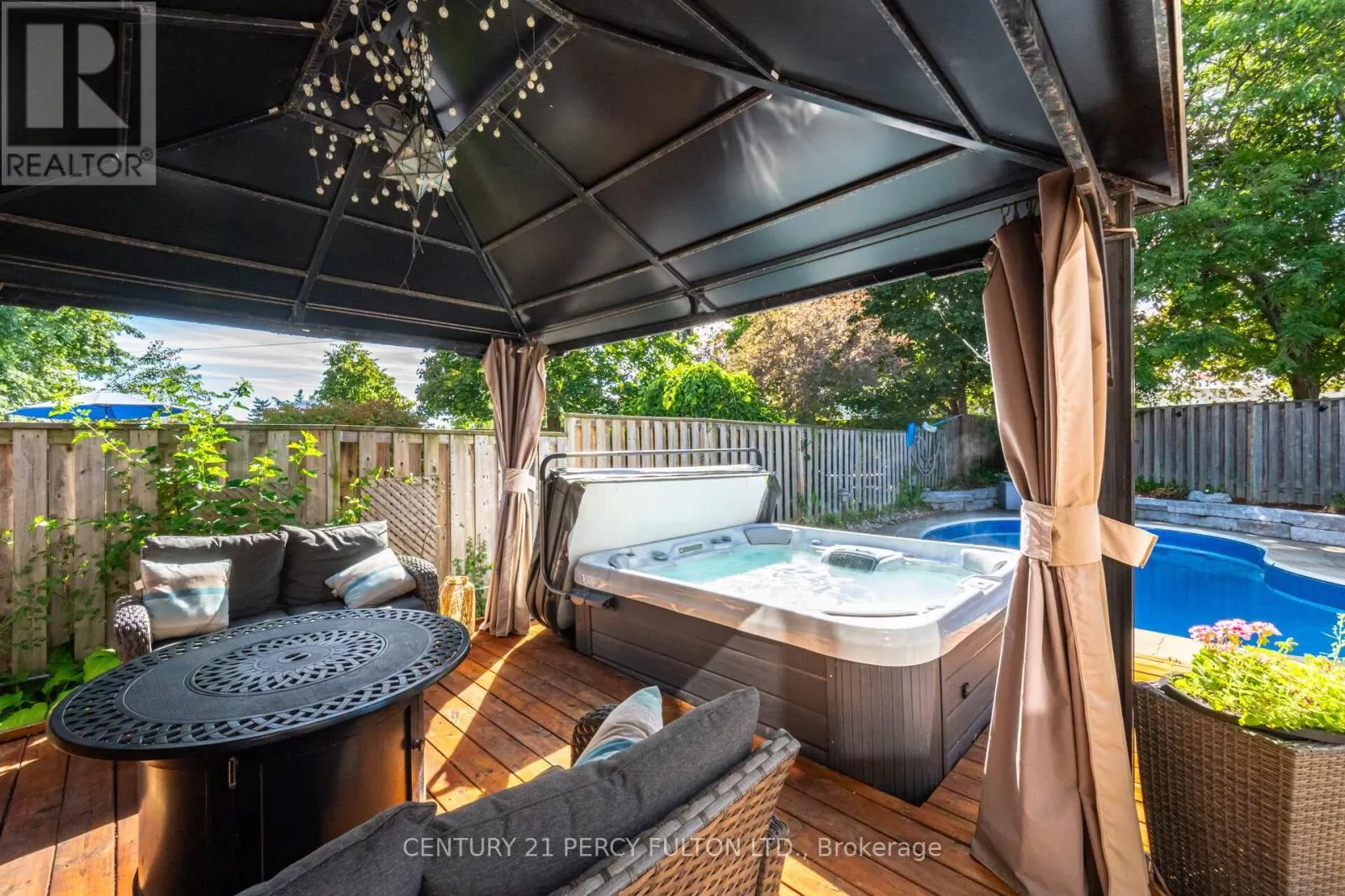 718 PEBBLE COURT