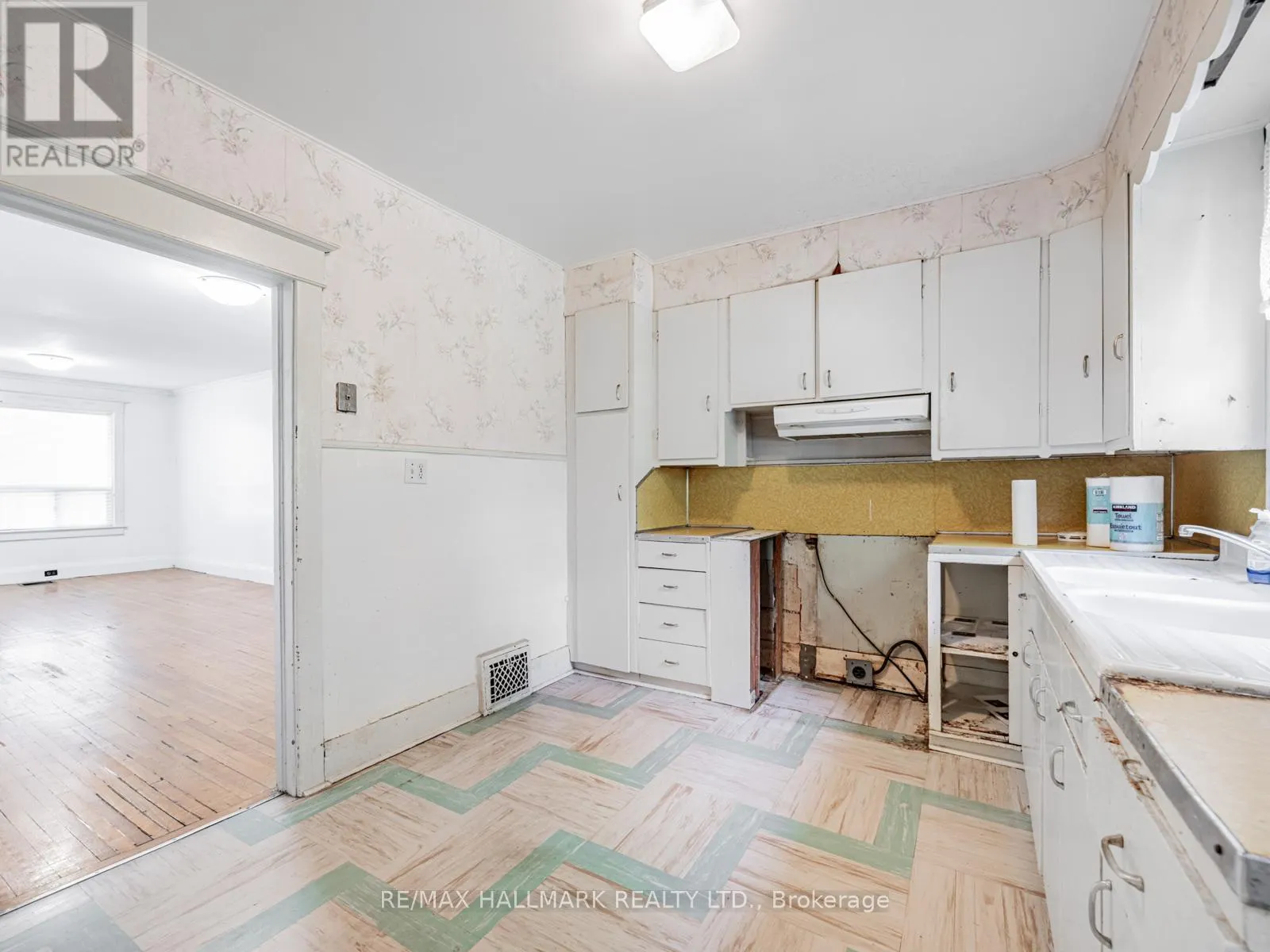 44 QUEENSDALE AVENUE
