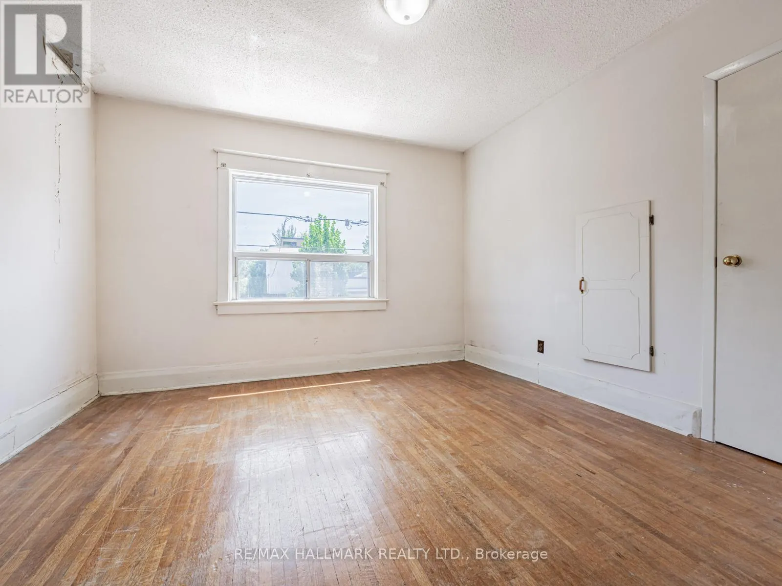 44 QUEENSDALE AVENUE