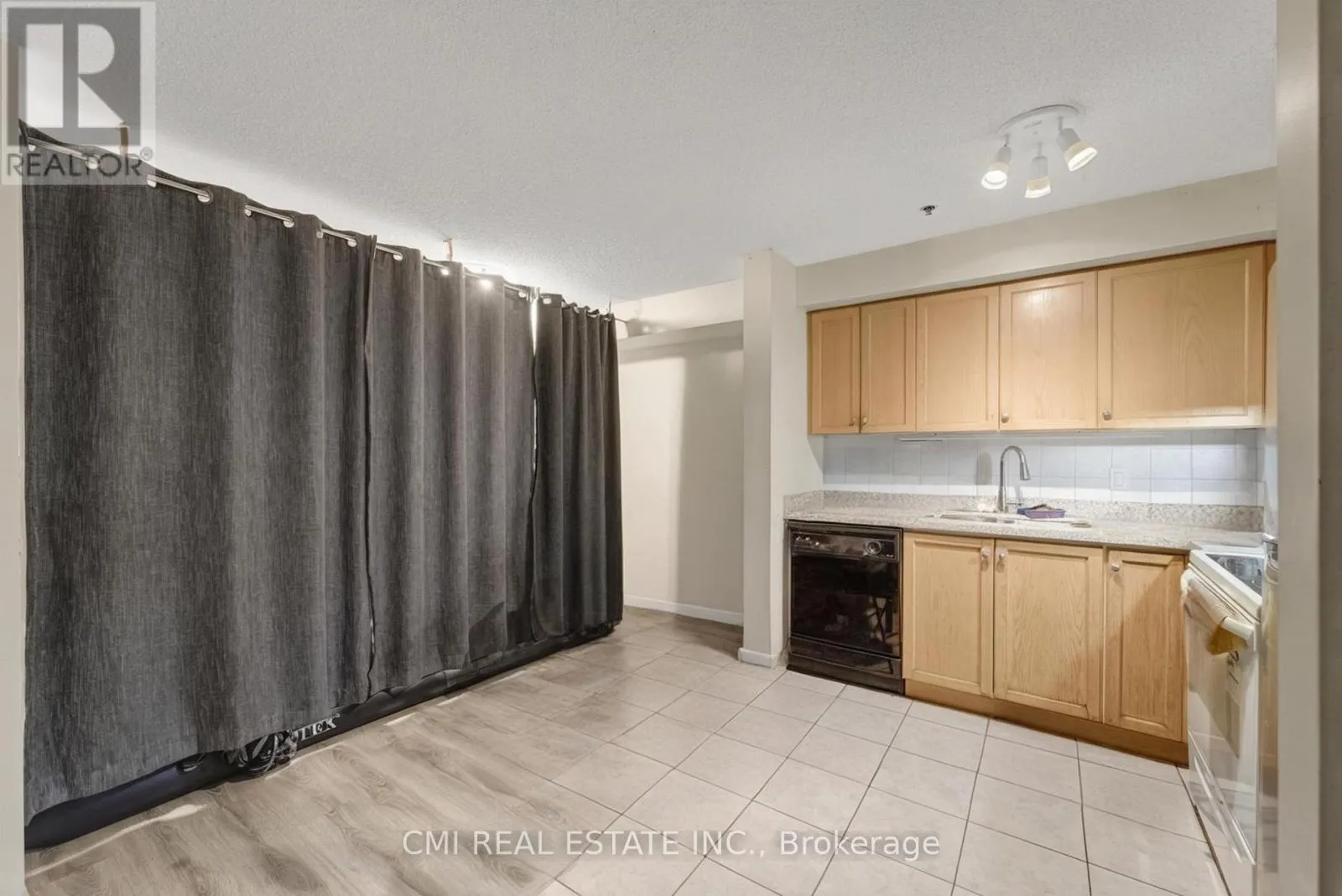 203 - 5225 FINCH AVENUE E