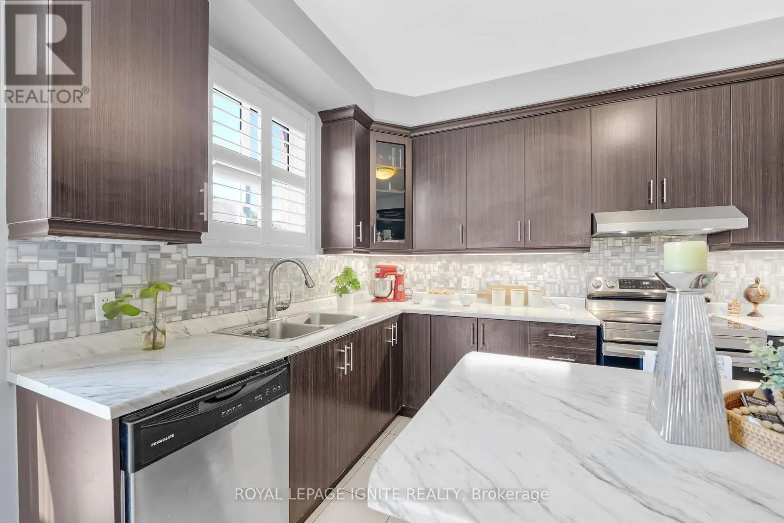 210 BLACKWELL CRESCENT