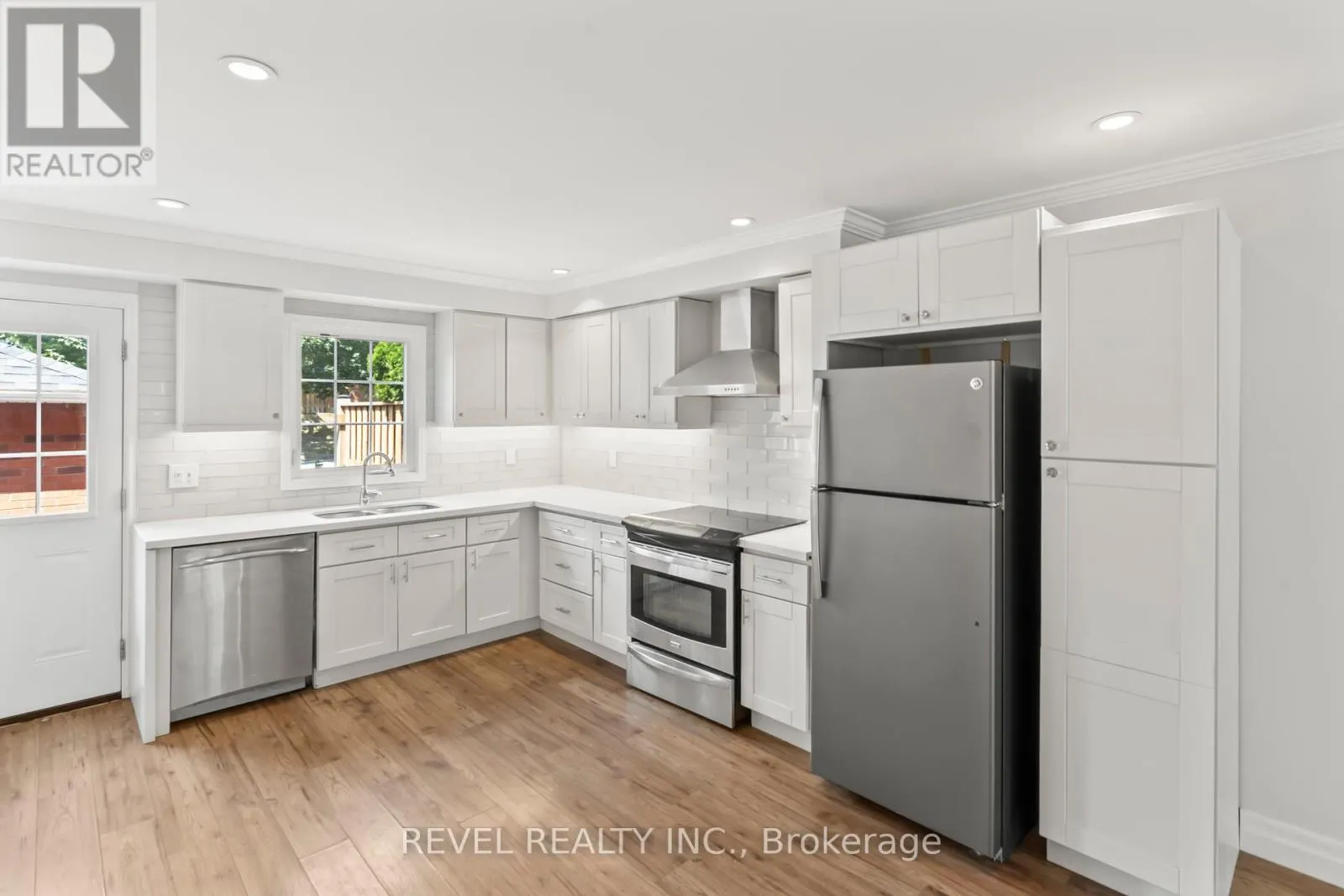 56 - 10 BASSETT BOULEVARD, #56