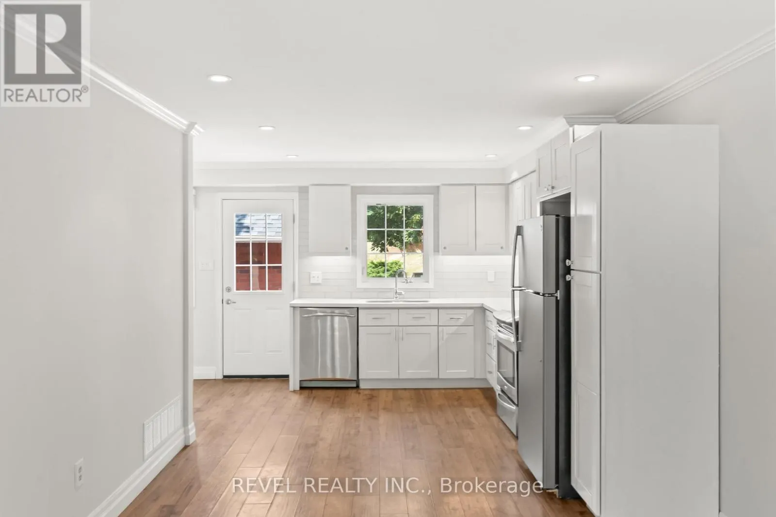 56 - 10 BASSETT BOULEVARD, #56