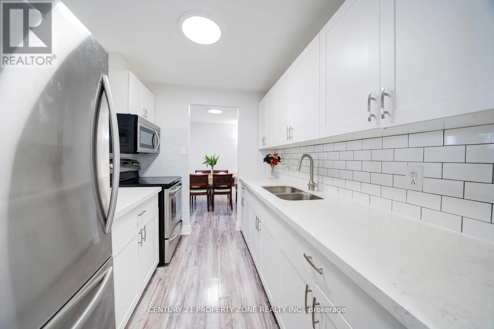 411 - 936 GLEN STREET