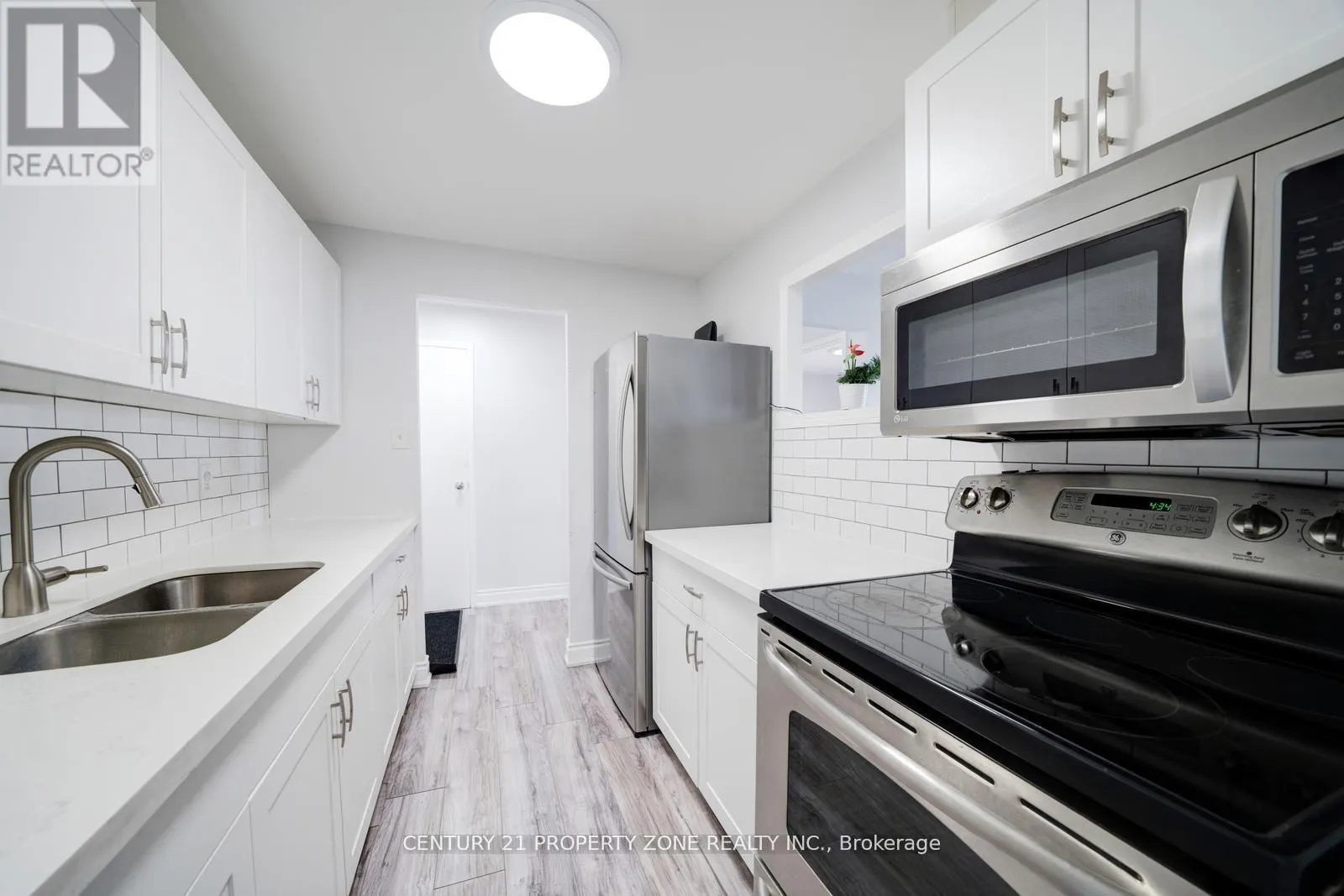 411 - 936 GLEN STREET