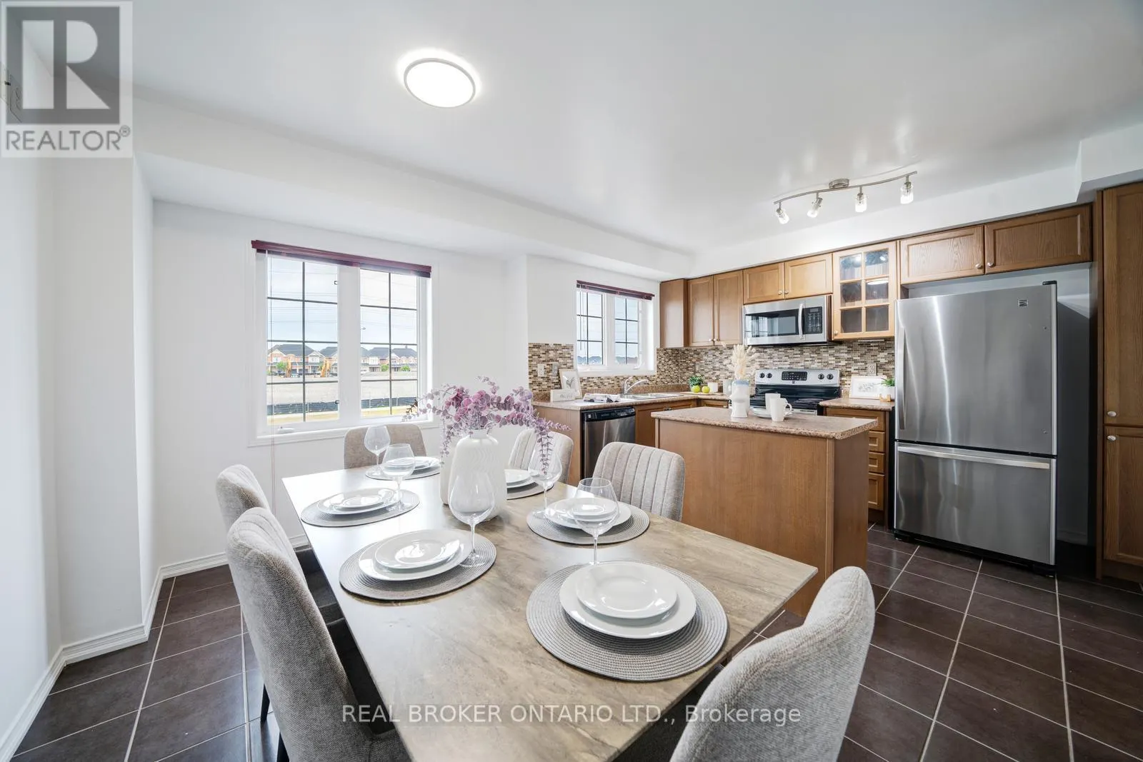 505 ROSSLAND ROAD E