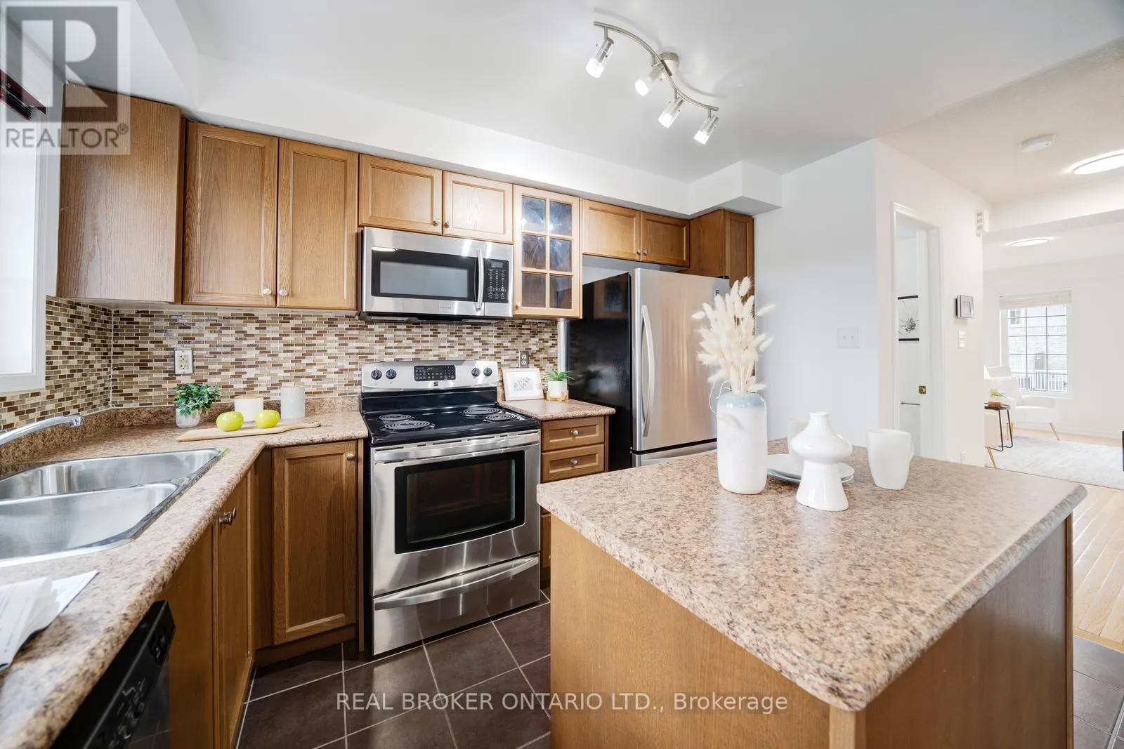 505 ROSSLAND ROAD E