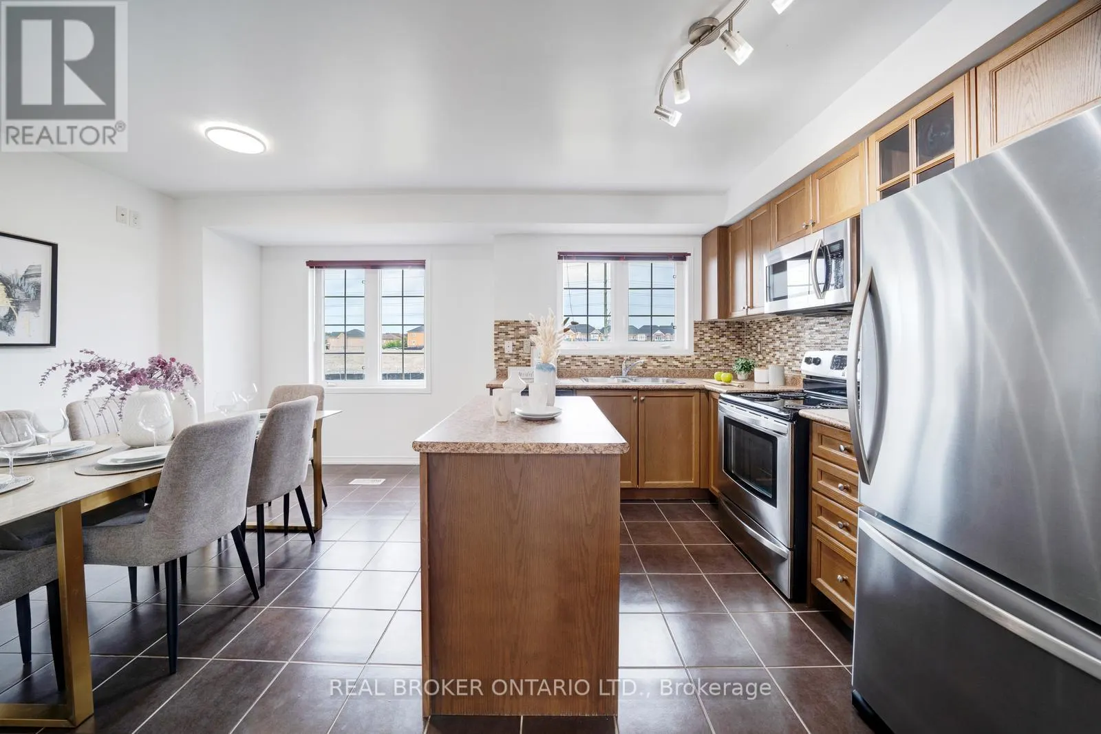 505 ROSSLAND ROAD E