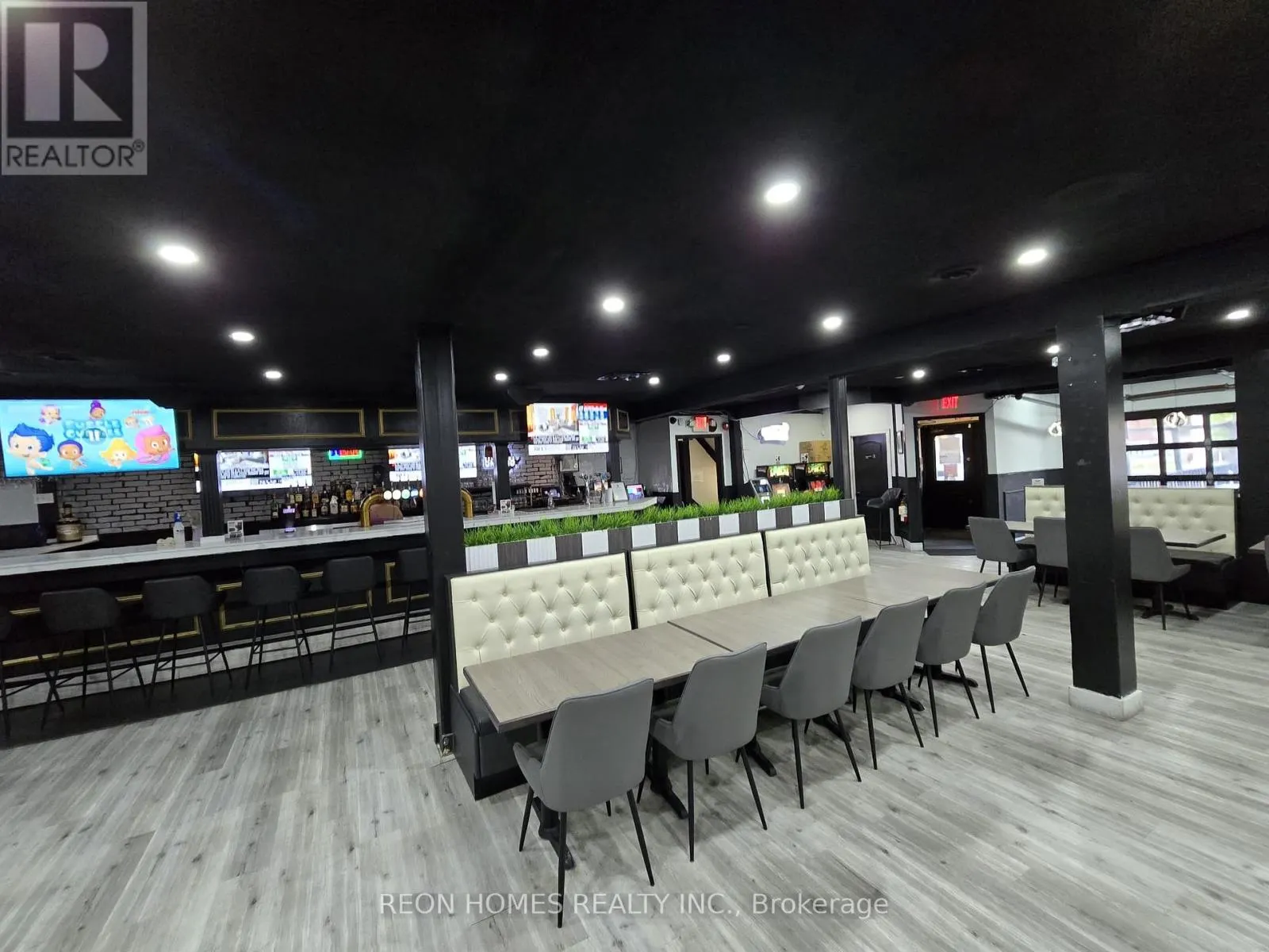 926 SIMCOE STREET N