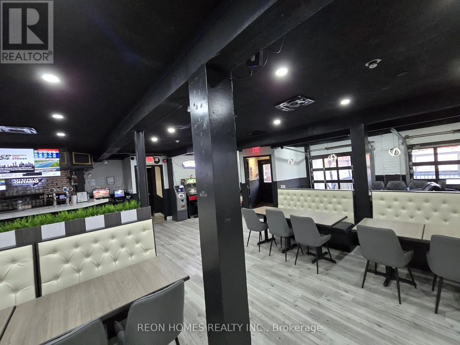 926 SIMCOE STREET N