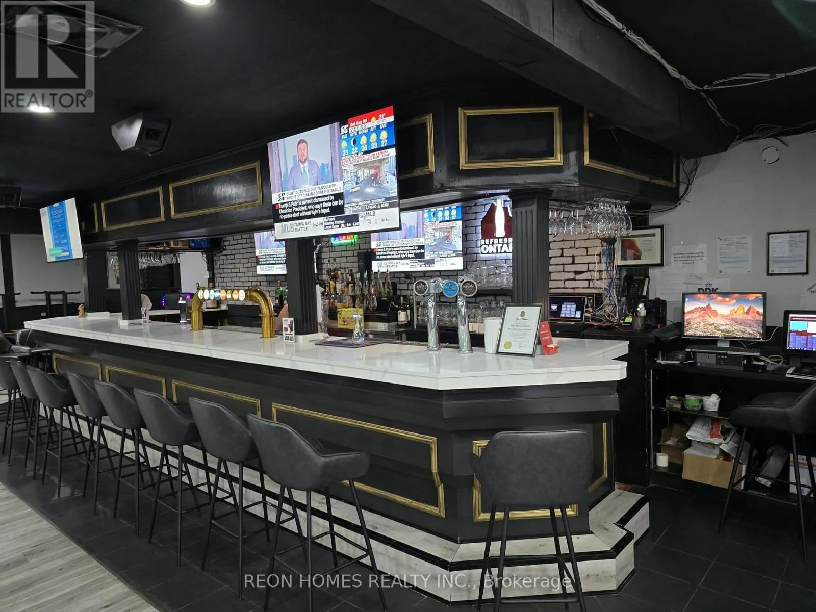 926 SIMCOE STREET N