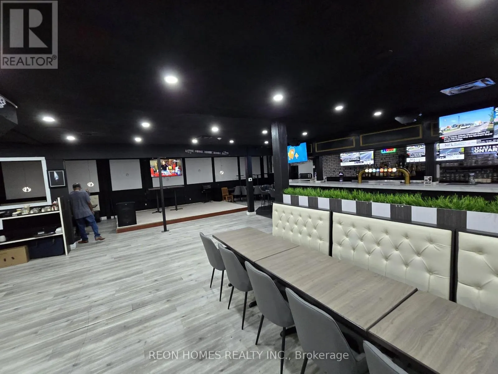 926 SIMCOE STREET N
