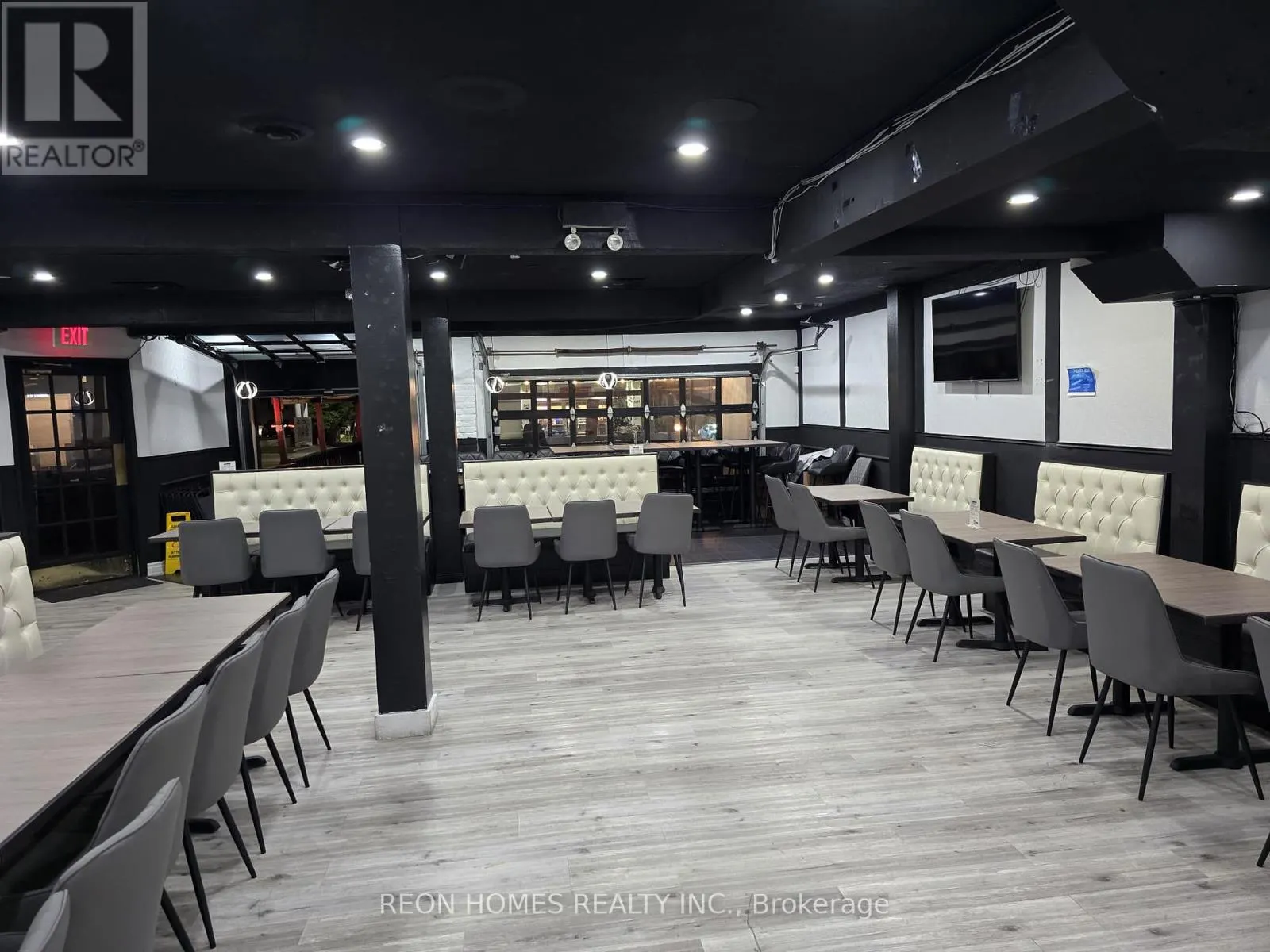 926 SIMCOE STREET N