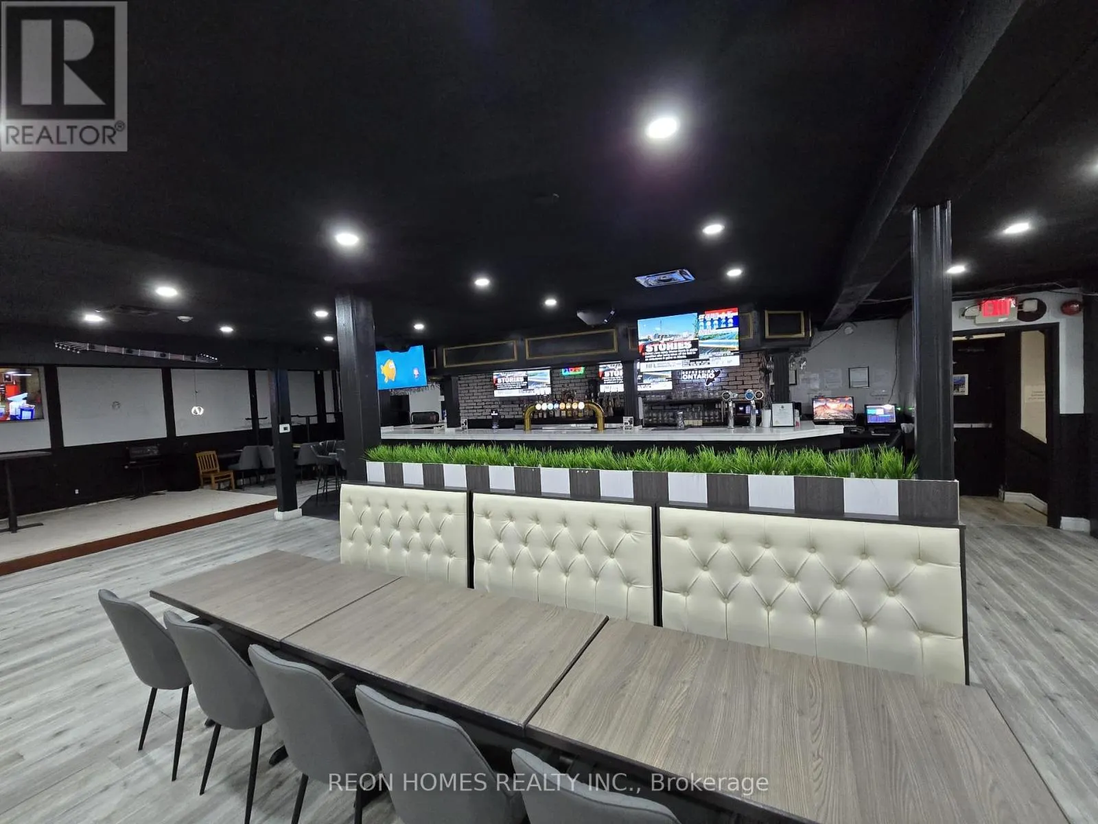 926 SIMCOE STREET N