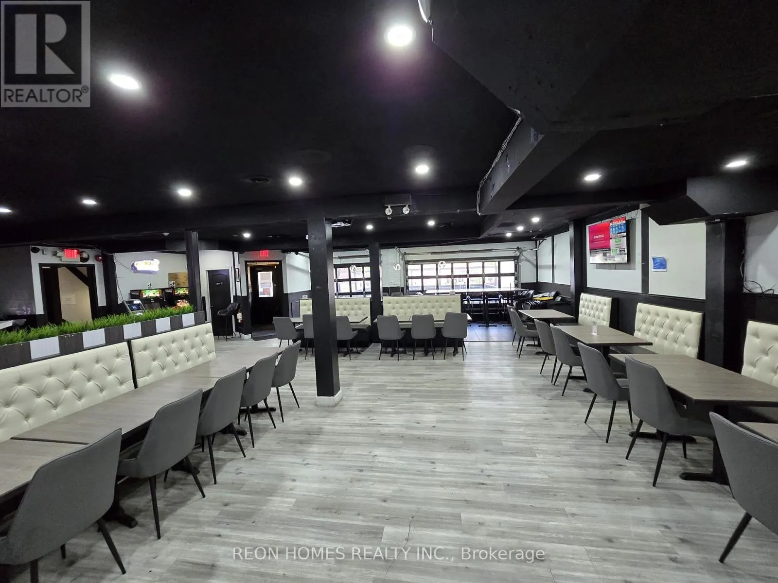 926 SIMCOE STREET N
