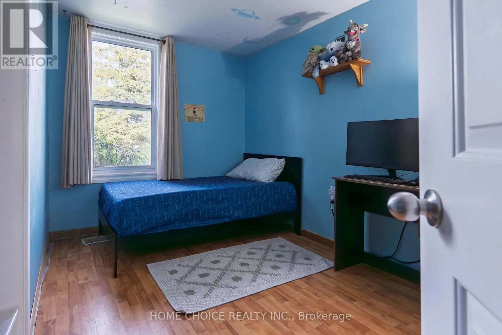 272 TAUNTON ROAD W