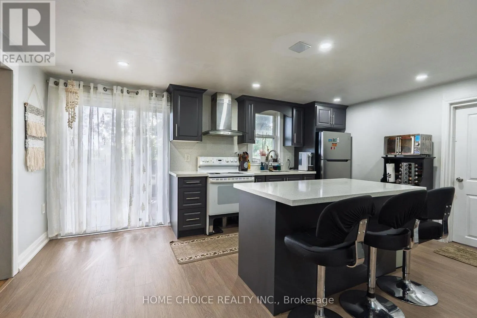 272 TAUNTON ROAD W