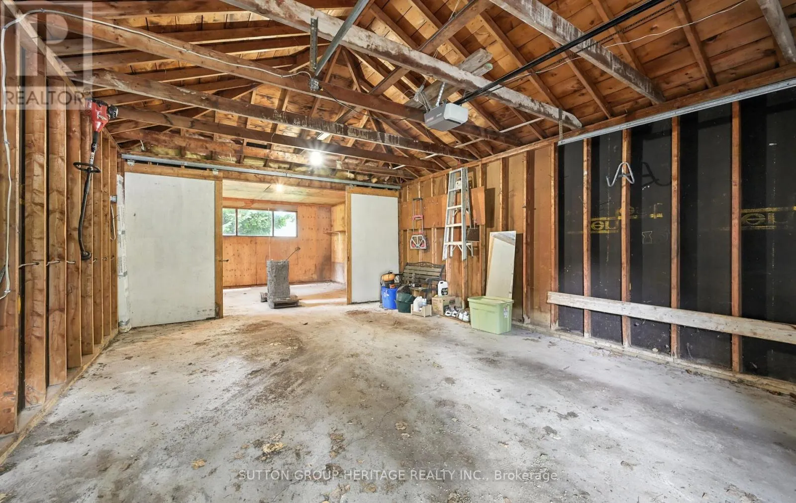 405 COLUMBUS ROAD W