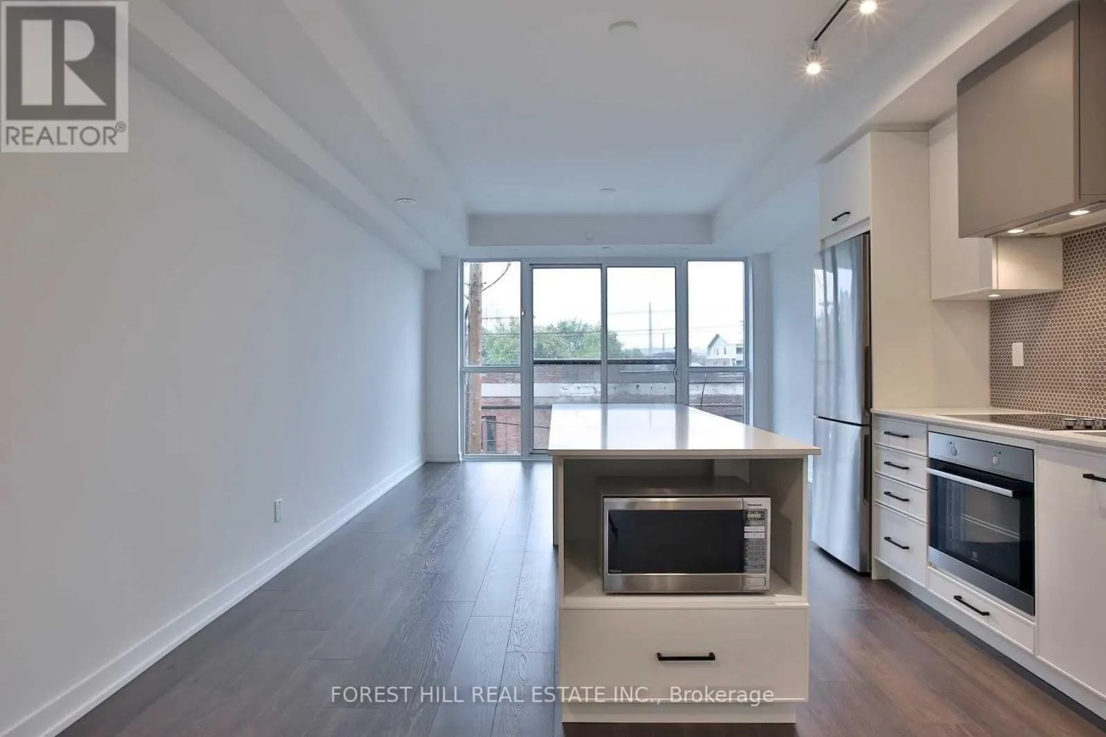 402 - 899 QUEEN STREET E