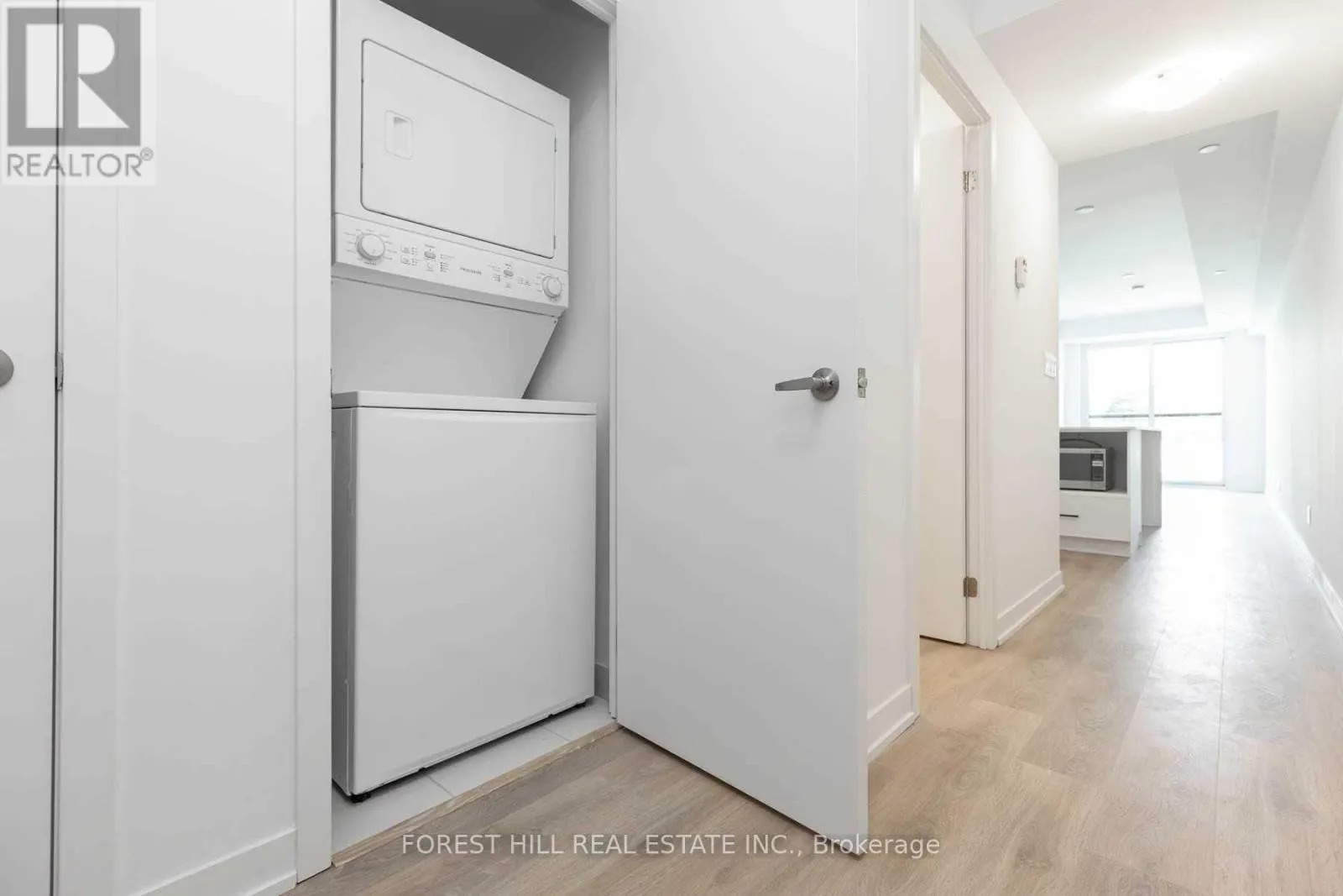 402 - 899 QUEEN STREET E