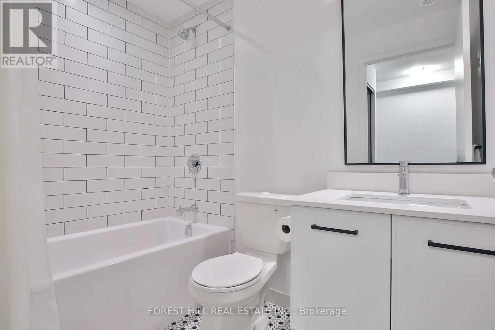 402 - 899 QUEEN STREET E