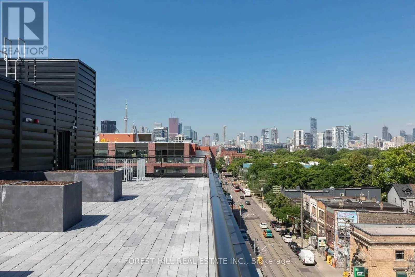 402 - 899 QUEEN STREET E