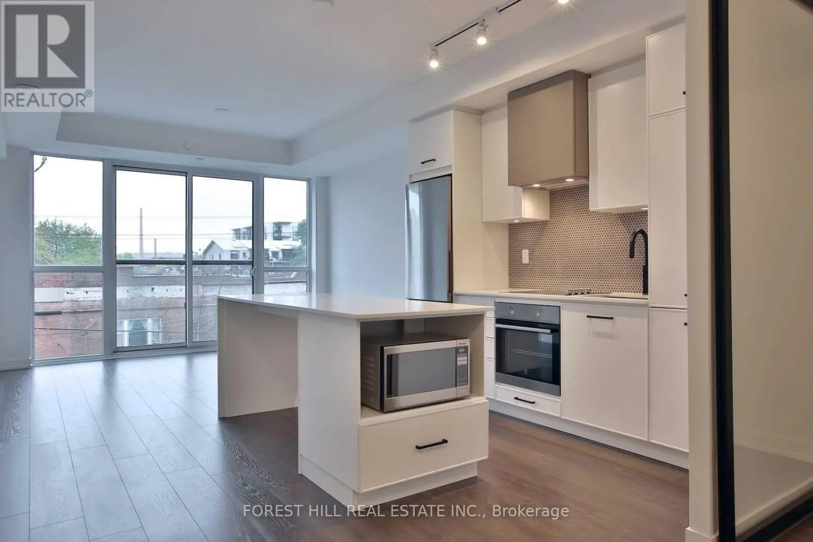 402 - 899 QUEEN STREET E