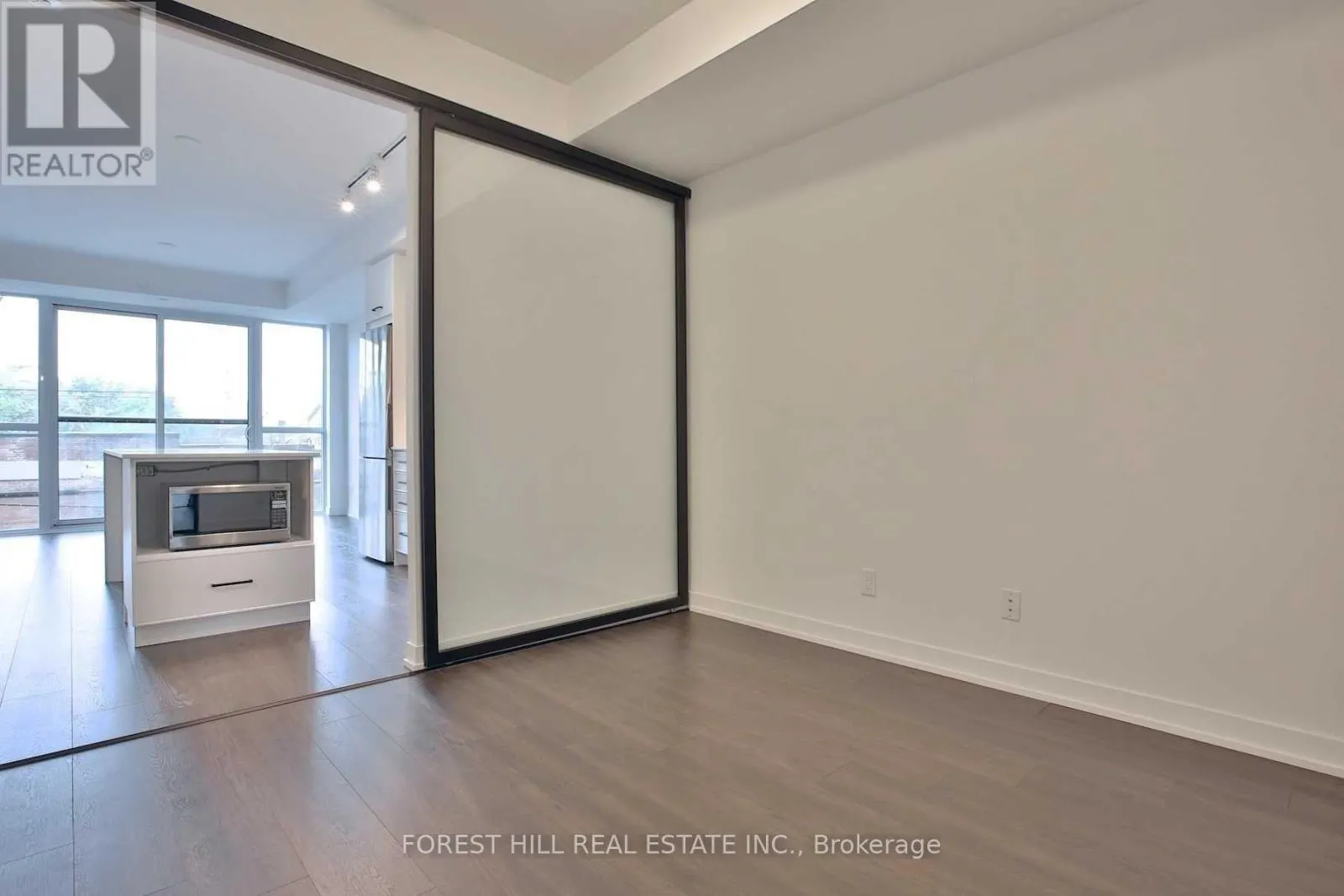 402 - 899 QUEEN STREET E