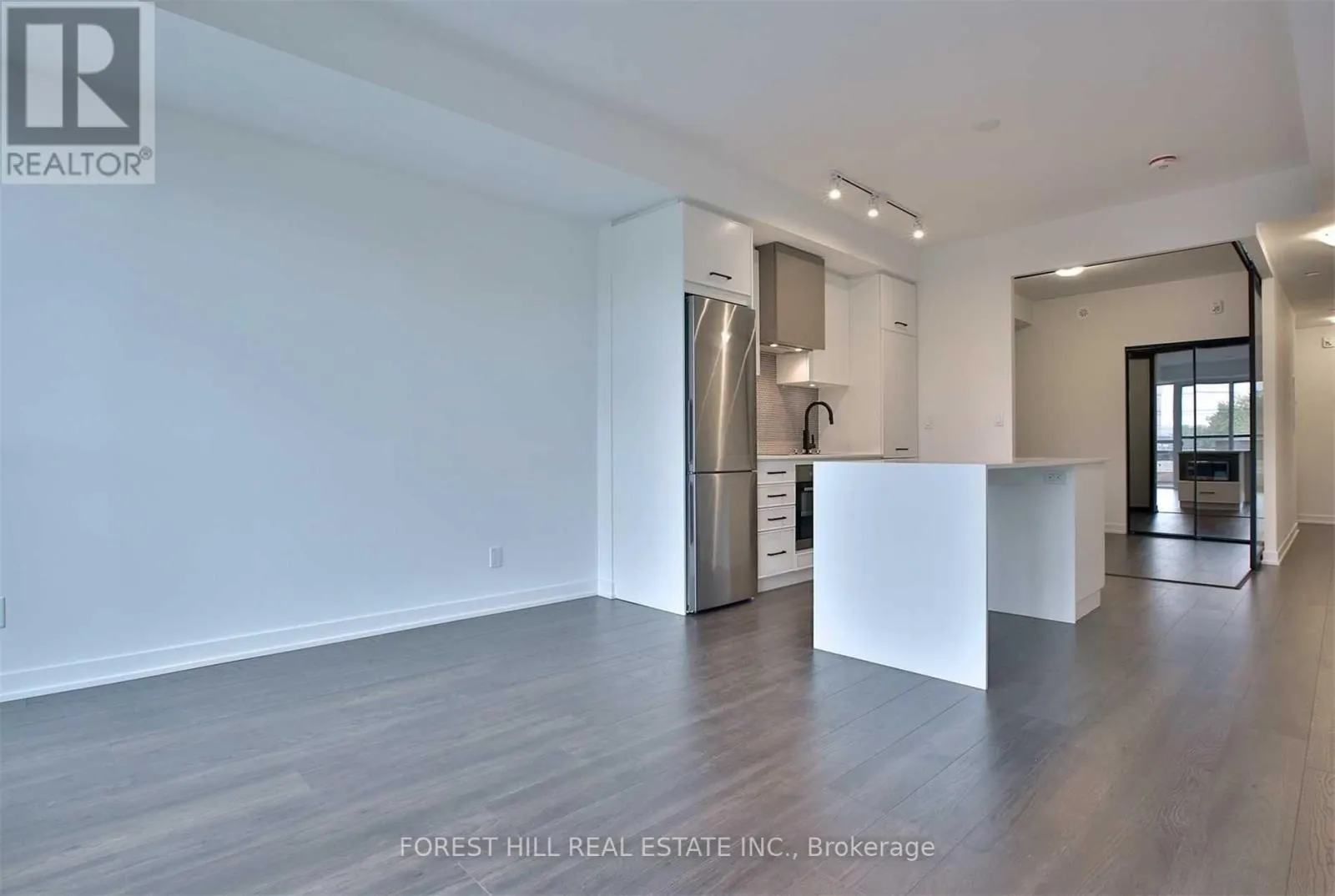 402 - 899 QUEEN STREET E