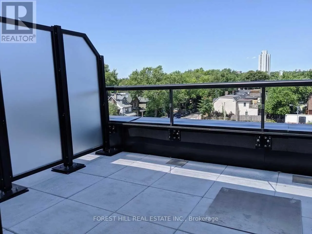 402 - 899 QUEEN STREET E