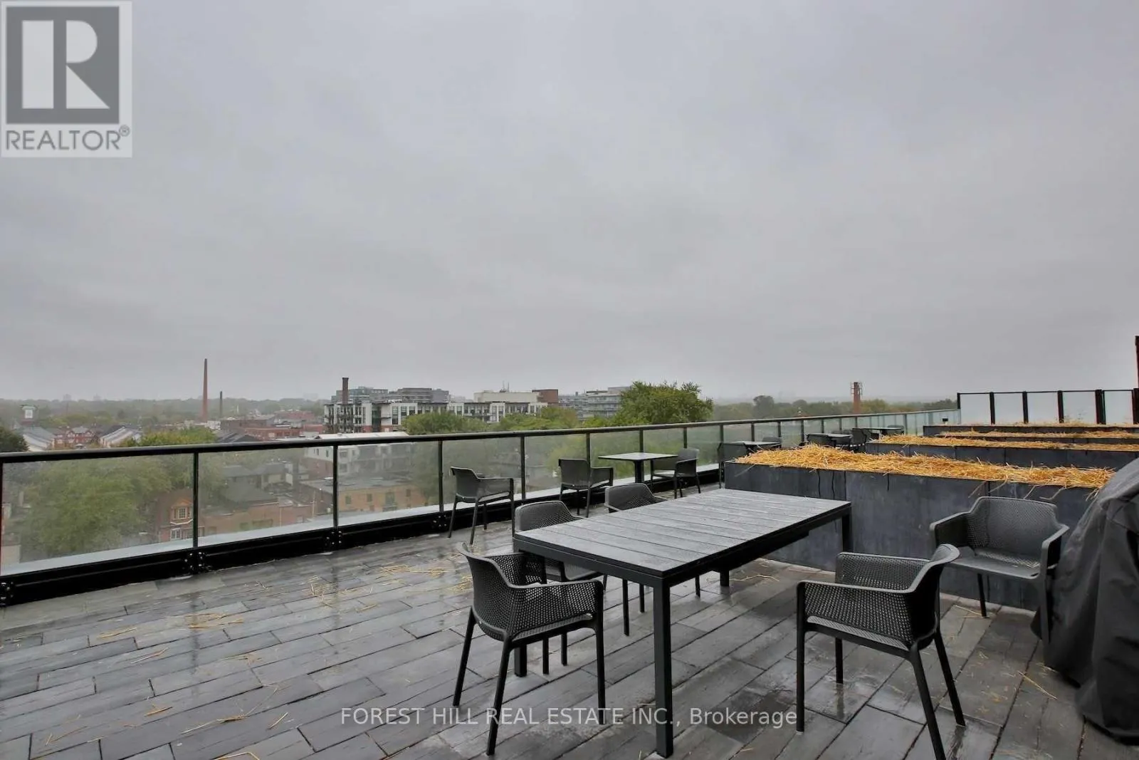 402 - 899 QUEEN STREET E