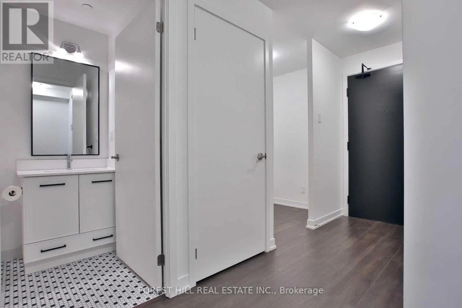 402 - 899 QUEEN STREET E