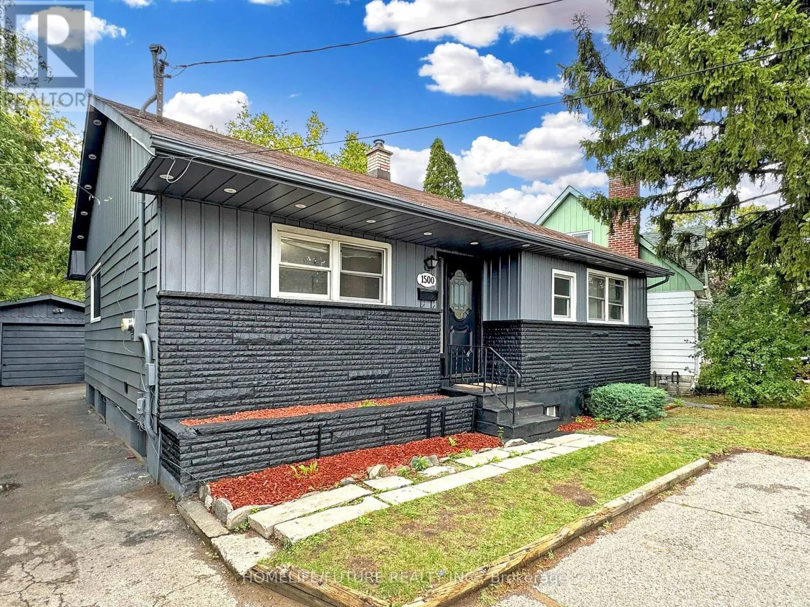 1500 SIMCOE STREET N