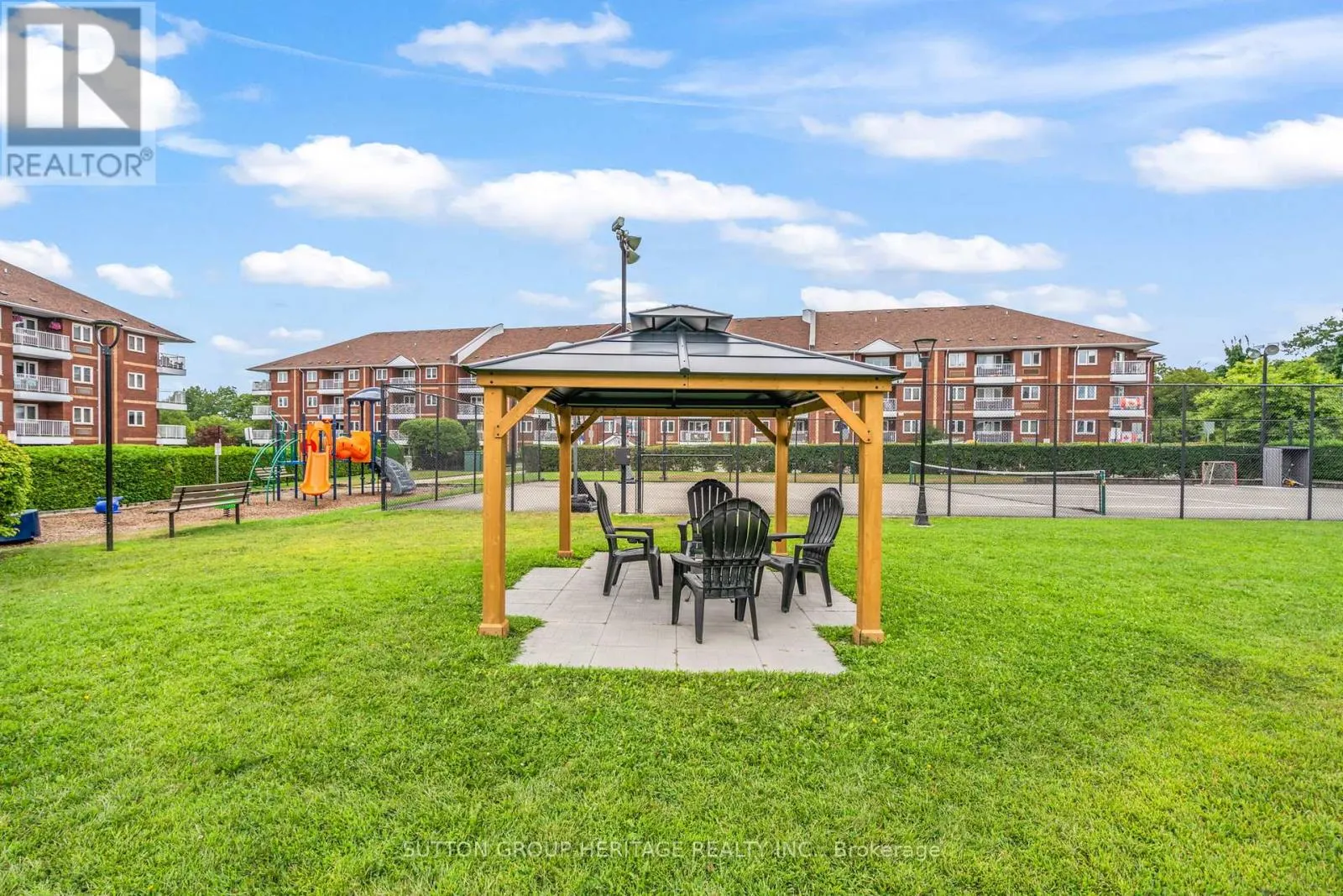320 - 193 LAKE DRIVEWAY W