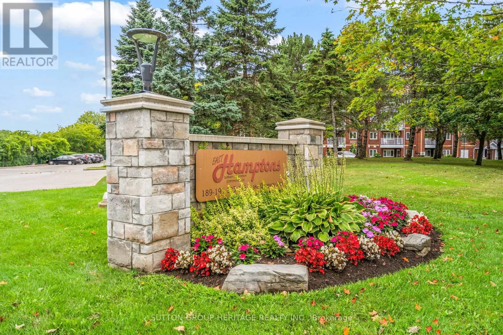 320 - 193 LAKE DRIVEWAY W