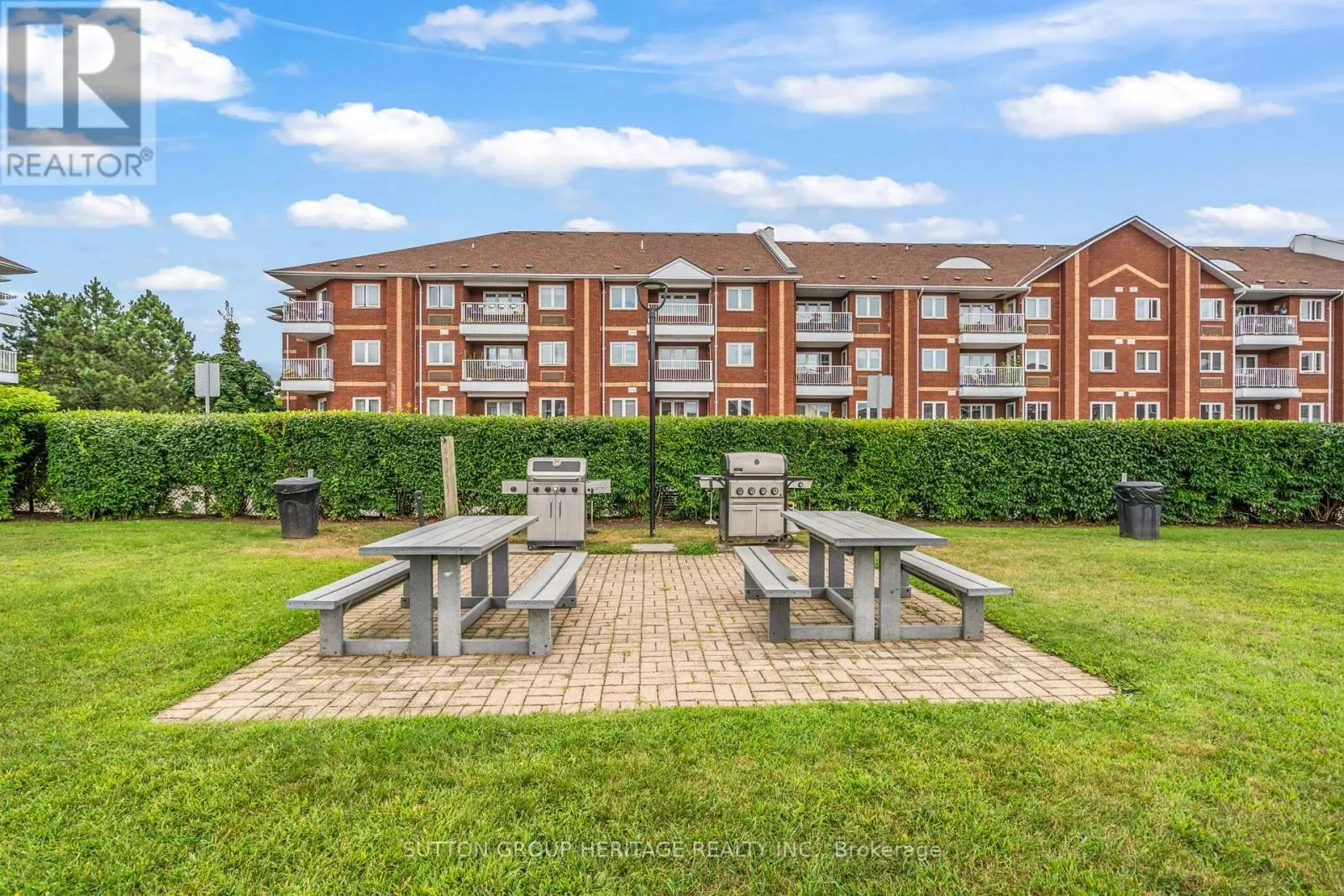 320 - 193 LAKE DRIVEWAY W