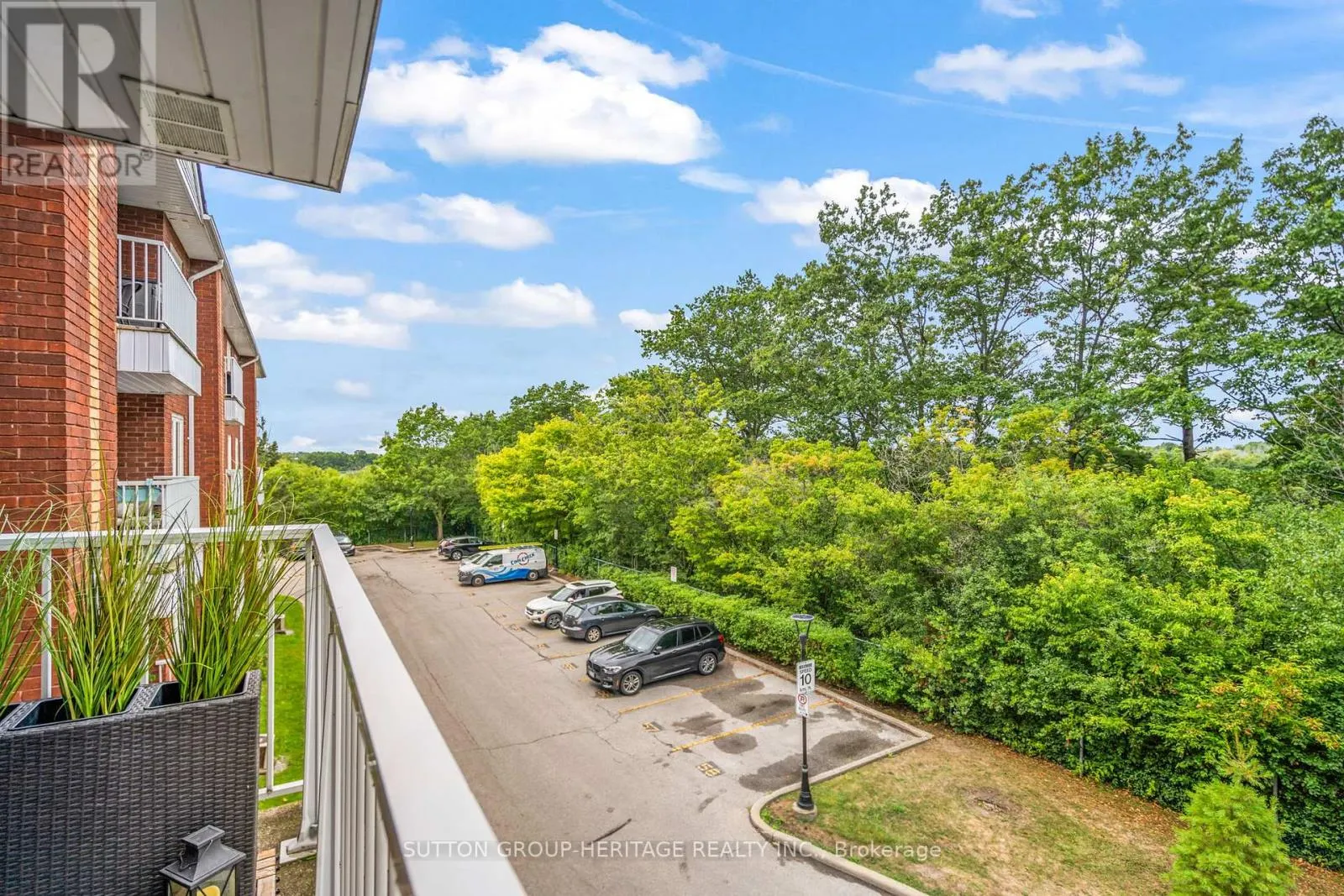 320 - 193 LAKE DRIVEWAY W