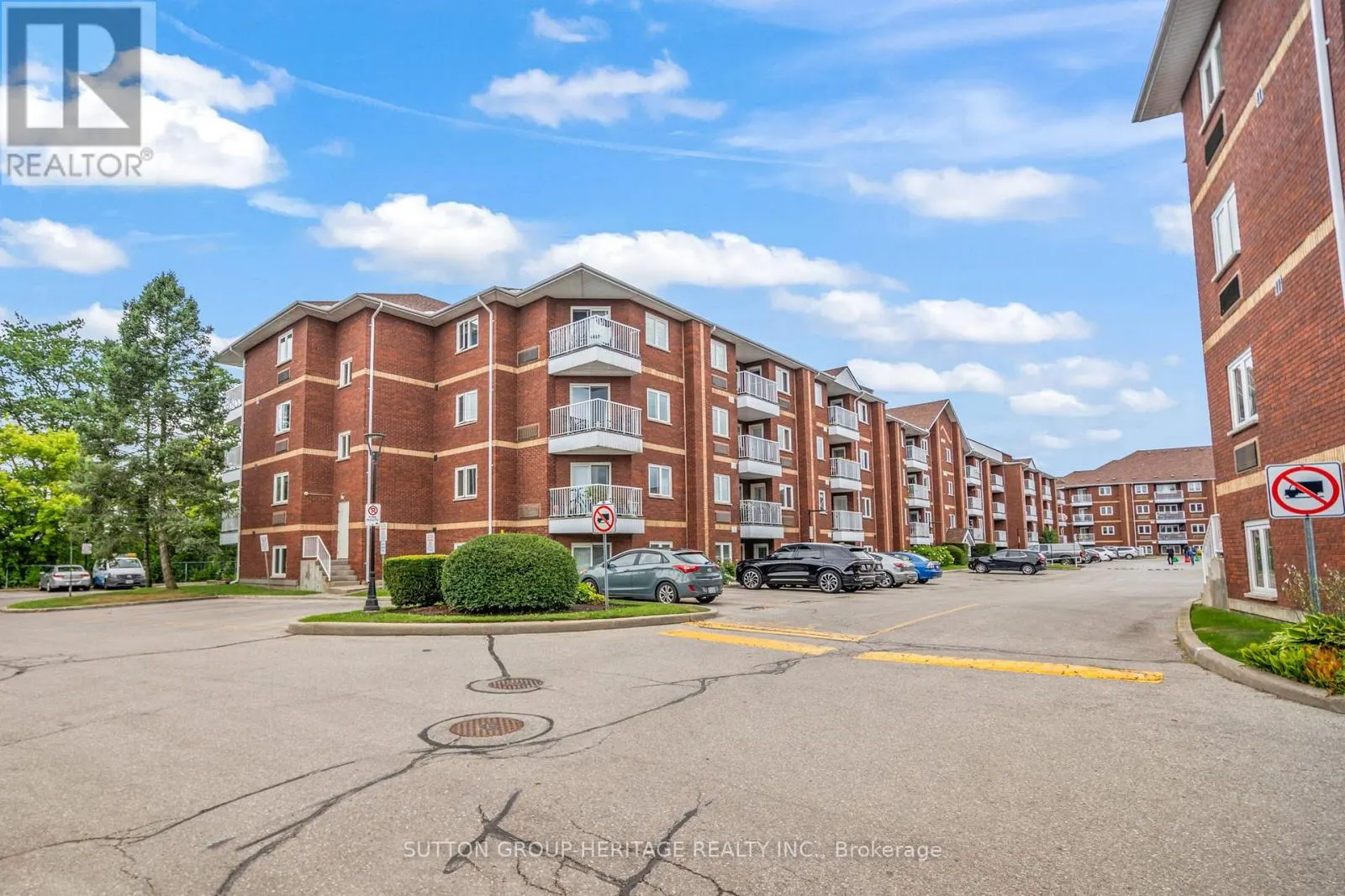 320 - 193 LAKE DRIVEWAY W