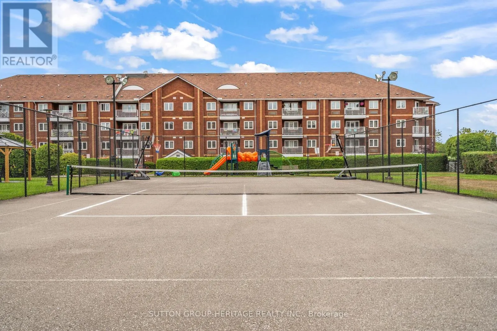320 - 193 LAKE DRIVEWAY W
