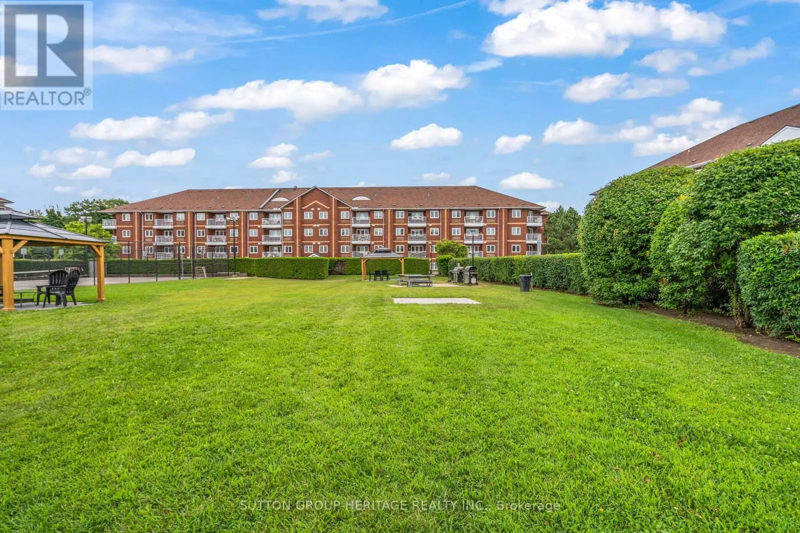 320 - 193 LAKE DRIVEWAY W