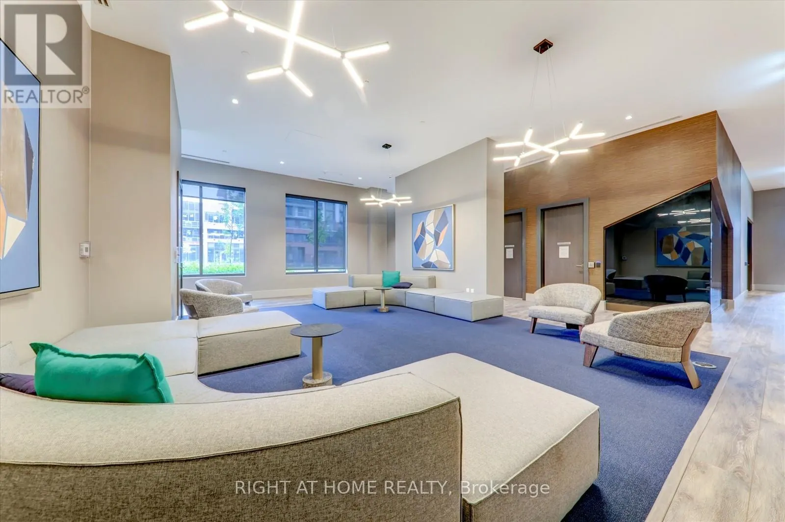321 - 2550 SIMCOE STREET N