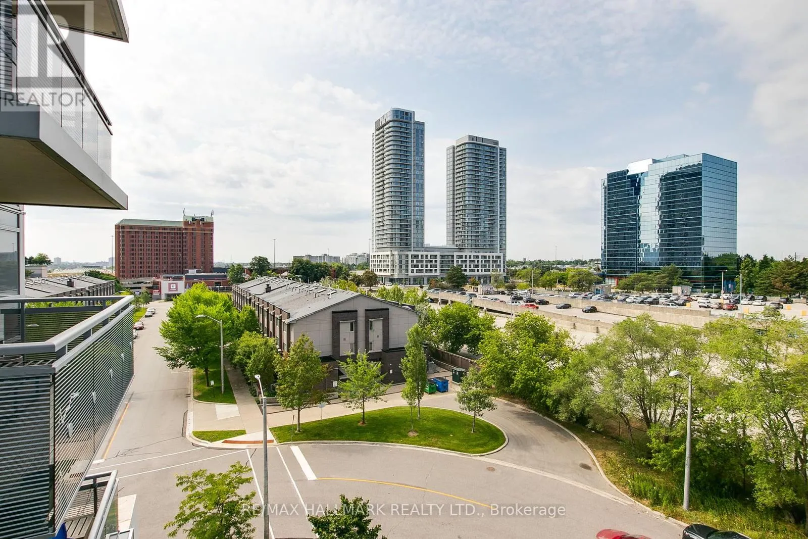 522 - 275 VILLAGE GREEN SQUARE