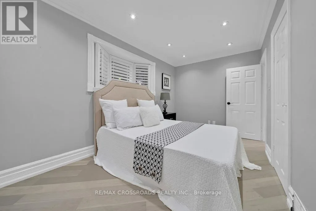2 MACKINAC CRESCENT