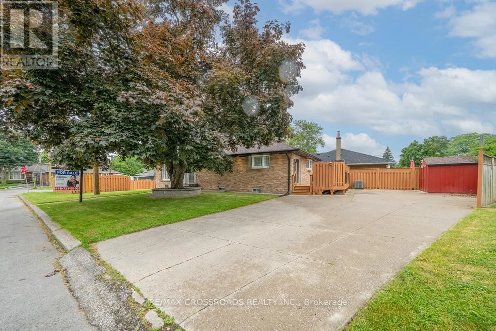 2 MACKINAC CRESCENT